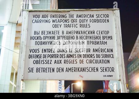 Informationsschild von Checkpoint Charlie in Berlin, Deutschland, Europa Stockfoto