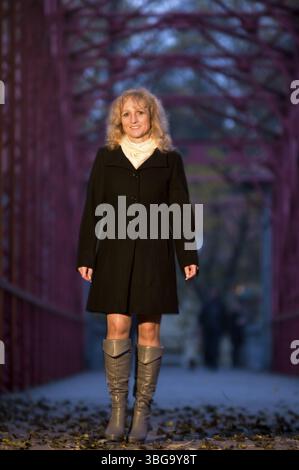 Porträt einer blonden Frau mittleren Alters in der Abenddämmerung Stockfoto