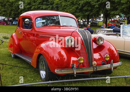 BADEN BADEN, Deutschland - JULI 2019: Red TERRAPLANE Coupé 1932 1938, Oldtimer-Treffen im Kurgarten Stockfoto