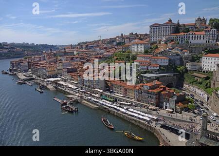 Tagsüber wird Ihnen der Blick auf das historische Viertel Ribeira in Porto, Portugal, neben dem Fluss Douro gezeigt. Stockfoto
