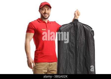 Arbeiter, der Kleidung auf einem Kleiderbügel in einem Abdeckkoffer auf weißem Hintergrund hält Stockfoto