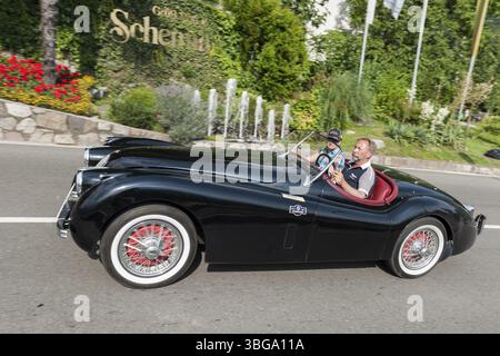 Seitenansicht des Jaguar XK 120 OTS SE mit der Startnummer 38, Baujahr 1954, 3442 ccm Hubraum, 182 ps aus 6 Zylindern, auf der Schenna-Straße in der Straße Stockfoto