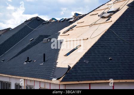 Großinstallation von schwarzen Dachschindeln auf neuem Wohnhaus Stockfoto