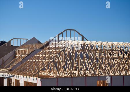 Dachrahmen für Dachsparren und Fachwerkstühle bei einem neuen Wohnhaus Stockfoto