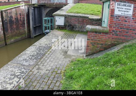 Altes und historisches Schleusensystem mit offenem Schleusentor in Greetsiel von der Seeseite Stockfoto