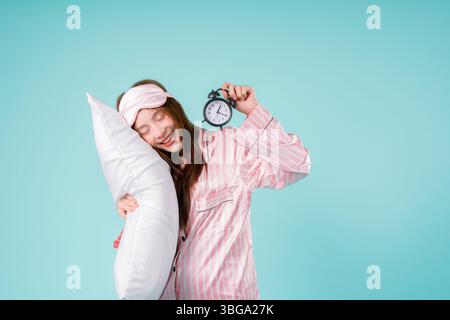 Asiatisch wach morgens Schlaf müde Uhr Lady Woman, Eine hübsche junge Frau mit Wecker mit Sleepy Expression, Late Night Vibes und Count Stockfoto