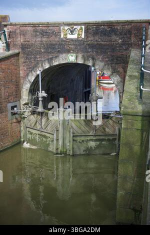 Altes und historisches Schleusensystem mit geschlossenem Schleusentor in Greetsiel von der Landseite Stockfoto