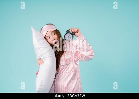 Asiatisch wach morgens Schlaf müde Uhr Lady Woman, Eine hübsche junge Frau mit Wecker mit Sleepy Expression, Late Night Vibes und Count Stockfoto