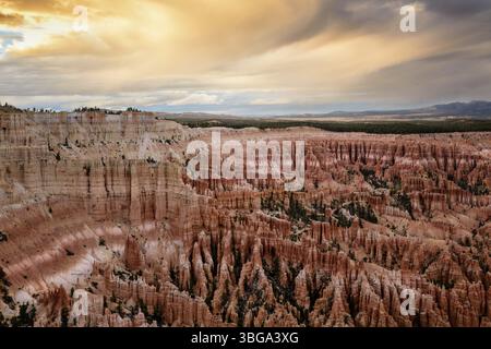 Riesige natürliche Amphitheater entlang der Ostseite des Paunsaugunt-Plateaus. Mormonen waren in den 1850er Jahren Pioniere und wurden nach Ebenezer Bryce benannt Stockfoto
