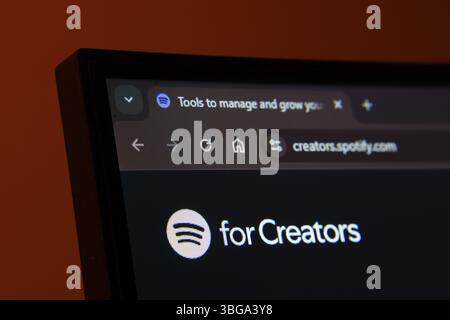 Dhaka, Bangladesch, 02. Juni 2025: Nahaufnahme eines Computerbildschirms, der die Spotify for Creators-Webschnittstelle im dunklen Modus anzeigt Stockfoto