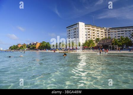 Wellen Sie im Wasser in der Nähe des Hotels am Sandstrand in Cancun, Yucatan, Mexiko, Mittelamerika Stockfoto