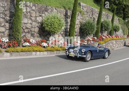 Seitenansicht des blauen MG A 1600 mit der Startnummer 66, Baujahr 1960, 15887 ccm Hubraum, 80 ps von 4 Zylindern, auf der Schenna Straße in Richtung Schenna sh Stockfoto