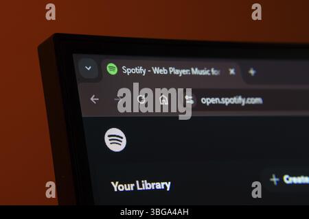 Dhaka, Bangladesch, 02. Juni 2025: Nahaufnahme eines Computerbildschirms, der das spotify-Webinterface im Dunkelmodus anzeigt Stockfoto