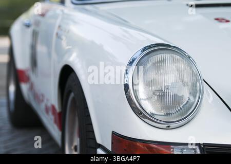 Nahaufnahme des rechten Frontscheinwerfers eines Porsche 911 Carrera RS 2,7 zum damaligen Rückgang in Meran/Italien während der Südtiroler Classic-Rallye 2015 Stockfoto