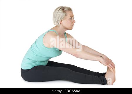 Ganzkörperansicht einer jungen blonden Frau in Yogaübungen Stockfoto