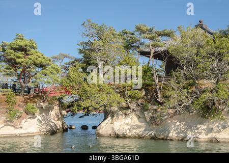 Godaido des Zuiganji-Tempels und rote Brücke in Matsushima, Miyagi, Japan, Asien Stockfoto