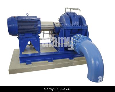 Blaue Industriepumpe mit Elektromotor auf Betonsockel vor weißem Hintergrund Stockfoto