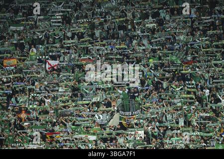 BRESLAU, POLEN - 28. MAI 2025: UEFA Conference League-Finale Fußball-Spiel Real Betis - Chelsea. Anhänger von Betis mit Tüchern Stockfoto