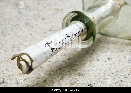 Nachricht in einer Flasche auf Sand, Berlin, Deutschland, Europa Stockfoto