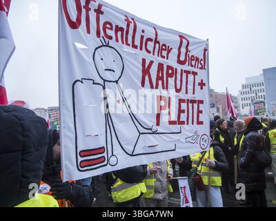 Berlin, Deutschland - 13. Februar 2025: Warnstreik der VER.DI gewerkschaft und Mitarbeiter des öffentlichen Dienstes vor dem Finanzministerium in Berlin mit Stockfoto