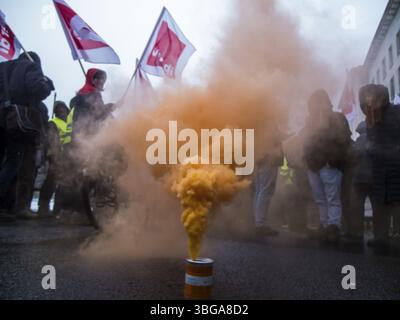Berlin, Deutschland - 13. Februar 2025: Warnstreik der gewerkschaft VER.DI und Mitarbeiter des öffentlichen Sektors vor dem Finanzministerium in Berlin mit Stockfoto