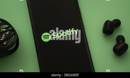 Dhaka, Bangladesch - 18. März 2025: Das Logo der spotify wird auf einem Smartphone-Bildschirm angezeigt Stockfoto