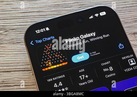 OSTRAVA, TSCHECHIEN – 19. JANUAR 2025: Apple App Store mit virtueller Casino-App Plinko Galaxy Stockfoto