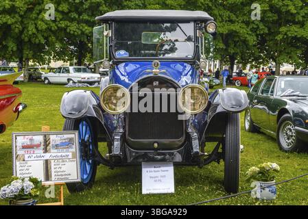BADEN BADEN, Deutschland - JULI 2019: Blau-schwarz BUICK K K SIX OPEN TOURER 1920 Cabrio Roadster, Oldtimer-Meeting im Spa-Garten Stockfoto