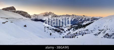 Winterlandschaft am Passo Rolle vor Sonnenaufgang im Winter Stockfoto