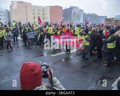 Berlin, Deutschland - 13. Februar 2025: Warnstreik der gewerkschaft VER.DI und Mitarbeiter des öffentlichen Dienstes vor dem Finanzministerium in Berlin mit Stockfoto