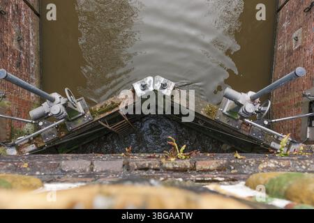 Blick von oben auf das alte und historische Schleusentor in Greetsiel mit Handkurbeln und Hydraulikzylindern Stockfoto