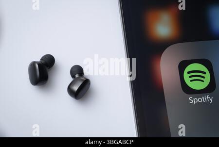 Dhaka, Bangladesch, 18. März 2025: Eine Nahaufnahme eines iPad-Bildschirms mit der spotify-App Stockfoto