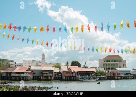 Schwimmendes Haus und Meereslandschaft ab Chew Jetty in Georgetown, Penang Island, Malaysia, Asien Stockfoto