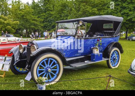 BADEN BADEN, Deutschland - JULI 2019: Blau-schwarz BUICK K K SIX OPEN TOURER 1920 Cabrio Roadster, Oldtimer-Meeting im Spa-Garten Stockfoto