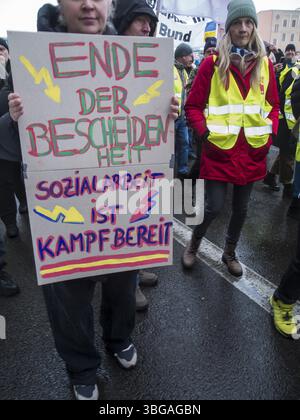 Berlin, Deutschland - 13. Februar 2025: Warnstreik der gewerkschaft VER.DI und Mitarbeiter des öffentlichen Dienstes vor dem Finanzministerium in Berlin mit Stockfoto