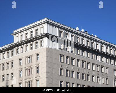 Berlin Frankfurter Allee / Kark-Marx-Allee Block F. sozialistische Architektur in Ost-Berlin. Wohnhaus, erbaut in den fünfziger Jahren in der Straße Fra Stockfoto