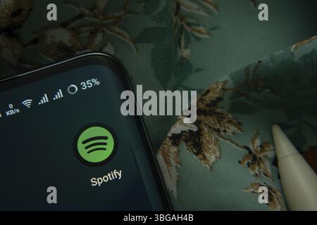 Dhaka, Bangladesch, 07. Mai 2025: Das Symbol der Spotify App wird auf dem Smartphone angezeigt Stockfoto