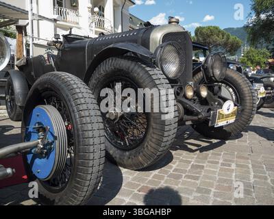 Seitenansicht des Bentley 4, 5 Liter Open, Baujahr 1929, mit 4398 ccm Hubraum, 4 Zylindern und 150 ps, bei der Zwischenstation in Meran während des Sout Stockfoto
