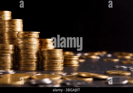 Wachsende Säulen von Goldmünzen auf dem Tisch Stockfoto