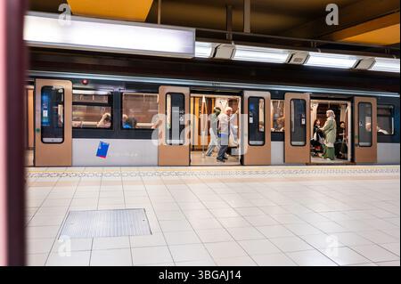 U-Bahn-Kutsche mit Abfahrt an der U-Bahnstation Beekkant MIVB STIB in Molenbeek, Brüssel, Belgien, 2. Juni 2025 Stockfoto