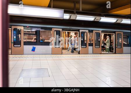 U-Bahn-Kutsche mit Abfahrt an der U-Bahnstation Beekkant MIVB STIB in Molenbeek, Brüssel, Belgien, 2. Juni 2025 Stockfoto