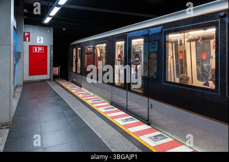U-Bahn-Kutsche, Abfahrt an der U-Bahnstation de Brouckere MIVB STIB im Stadtzentrum von Brüssel, Belgien, 2. Juni 2025 Stockfoto