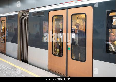 U-Bahn-Kutsche mit Abfahrt an der U-Bahnstation Belgica MIVB STIB in Jette, Brüssel, Belgien, 2. Juni 2025 Stockfoto