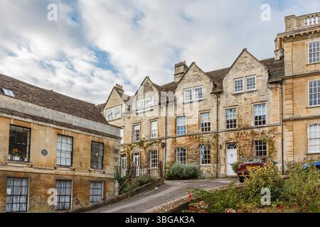Straßenszene mit klassischen Steinhäusern am Straßenrand in Bradford-on-Avon, einer Stadt im Westen von Wiltshire, England, nahe der Grenze zu Somerset Stockfoto