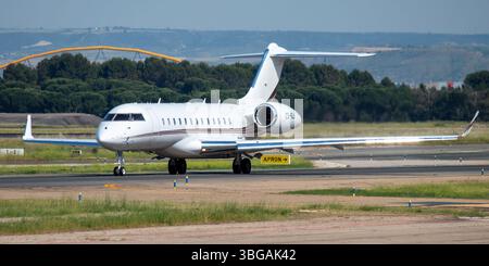 Avión ejecutivo Bombardier BD-700-1A10 Global 6000 de la Compañía NetJets Europe en el aeropuerto de Madrid Barajas con matrícula CS-GLK. Stockfoto