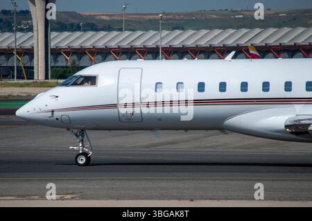 Avión ejecutivo Bombardier BD-700-1A10 Global 6000 de la Compañía NetJets Europe en el aeropuerto de Madrid Barajas con matrícula CS-GLK. Stockfoto