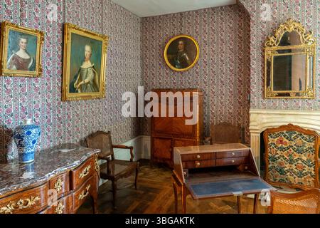 Luxuriöse Gästekammer mit Stilmöbeln und eleganten Tapeten im authentischen aristokratischen Stil des 18. Jahrhunderts. Stockfoto