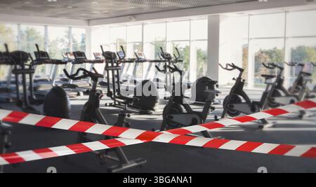 Sicherheitsstreifen für Gefahrenstellen im geschlossenen Fitnessstudio Stockfoto