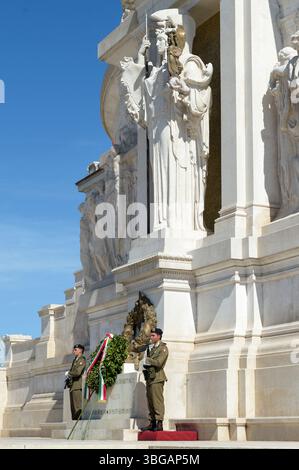 Rom, Italien. Juni 2025. Am 2. Juni, dem Tag der Italienischen Republik, stehen zwei bewaffnete Soldaten Wache am Grab des unbekannten Soldaten am Altar des Vaterlandes in Rom. (Kreditbild: © Marcello Valeri/ZUMA Press Wire) NUR REDAKTIONELLE VERWENDUNG! Nicht für kommerzielle ZWECKE! Stockfoto