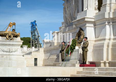 Rom, Italien. Juni 2025. Am 2. Juni, dem Tag der Italienischen Republik, stehen zwei bewaffnete Soldaten Wache am Grab des unbekannten Soldaten am Altar des Vaterlandes in Rom. (Kreditbild: © Marcello Valeri/ZUMA Press Wire) NUR REDAKTIONELLE VERWENDUNG! Nicht für kommerzielle ZWECKE! Stockfoto